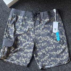 VISSLA Men's Floral Board Shorts - Gray and Green